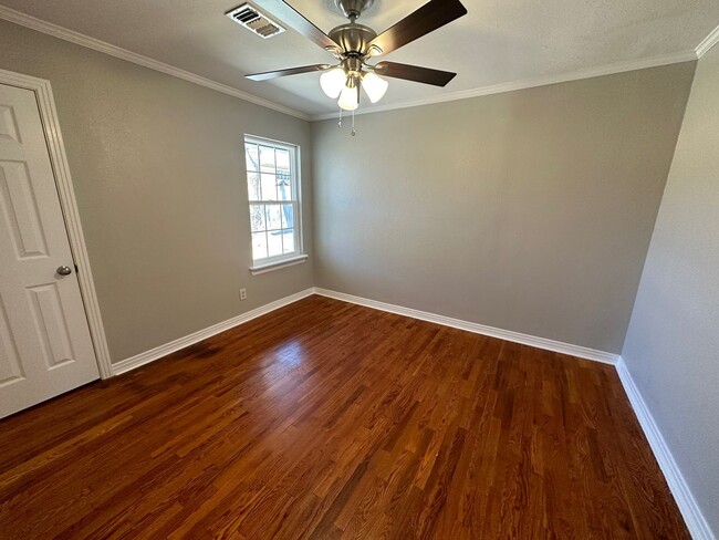 Building Photo - 2010 S Milam St