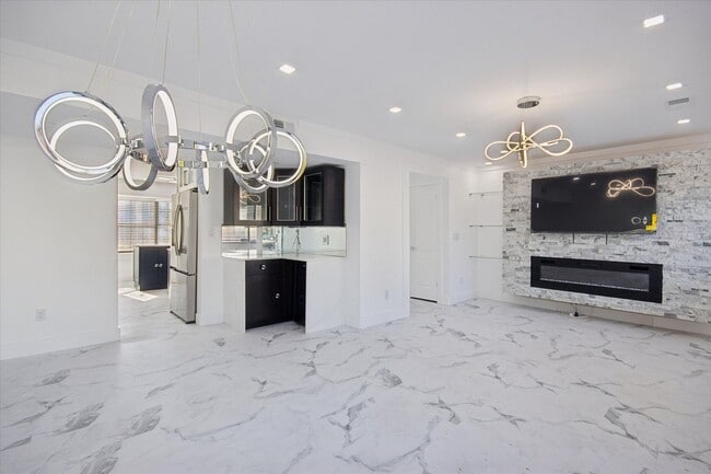 Building Photo - $200 RENT CREDIT | MOVE-IN READY!