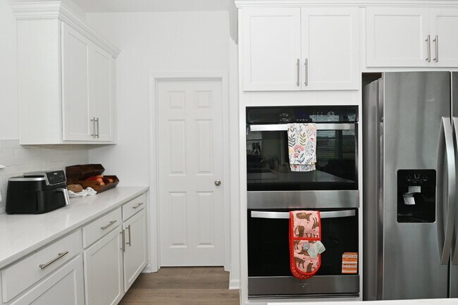 Building Photo - "Spacious 5-Bedroom Retreat with Luxurious Quartz Countertops & Fireplace on Deerberg Drive!"