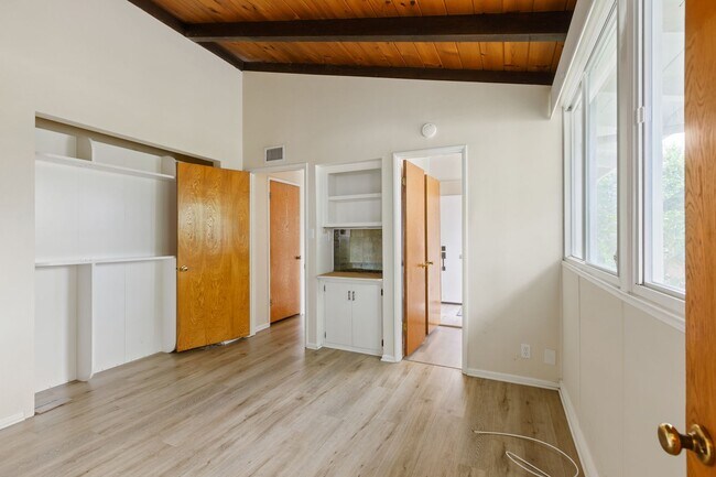 Building Photo - Charming Mid-Century 3-Bedroom Home in Win...
