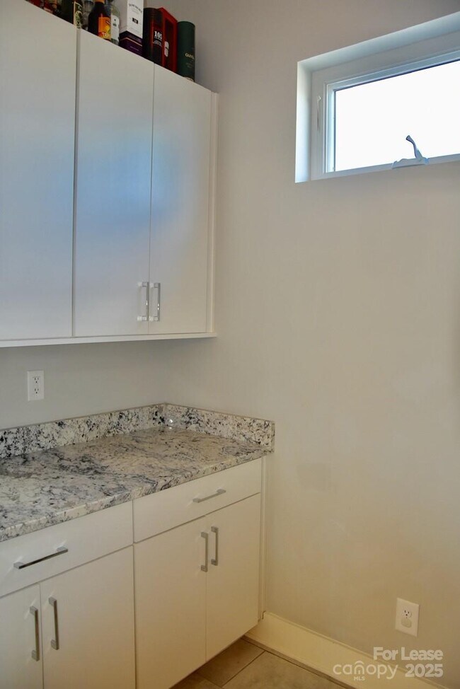 Building Photo - 916 Westbrook Dr