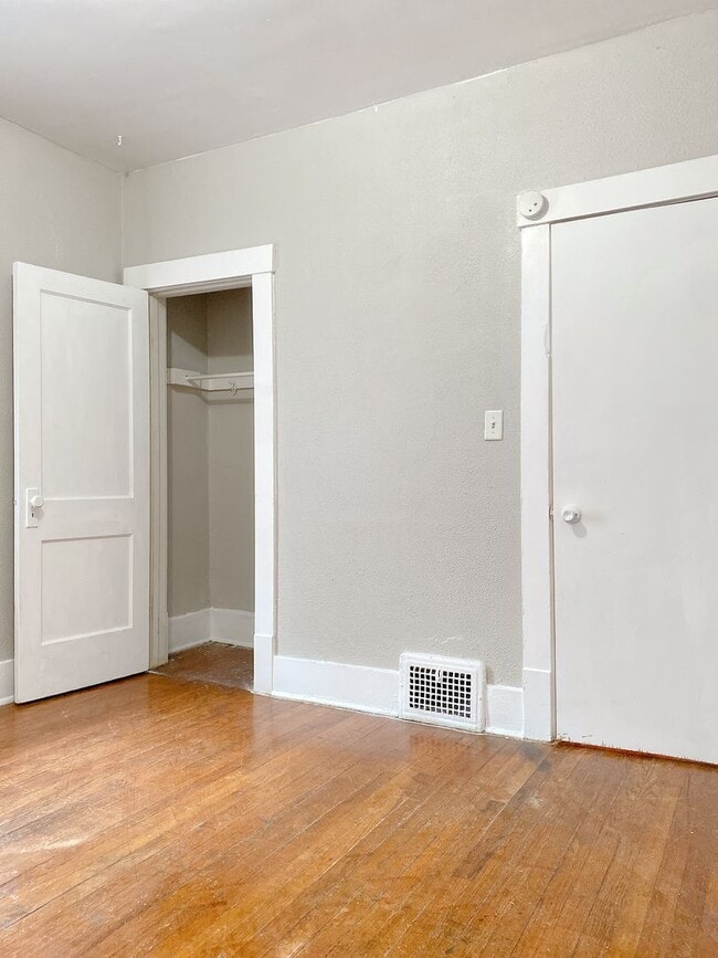 Building Photo - 3 bedroom 1 bath house!