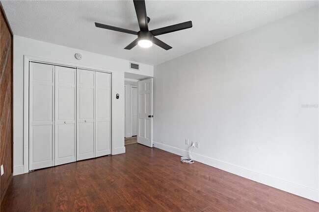 Building Photo - 7815 N River Shore Dr