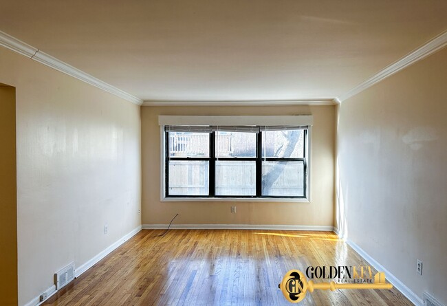 Building Photo - Newly Updated Spacious 2 bedroom Flat in R...