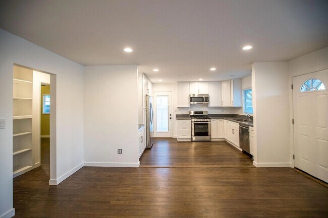 Building Photo - 2207 E Daily Dr