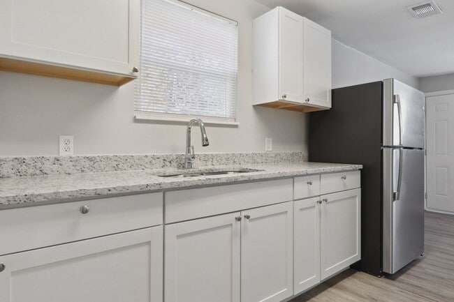 Building Photo - Large 3BR/2BA Near Downtown House For Rent