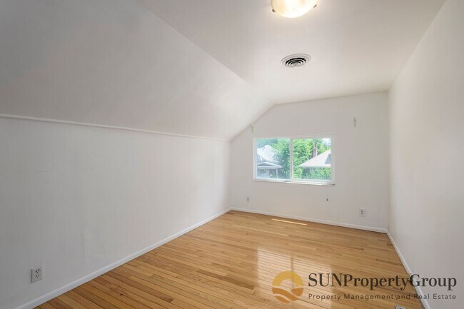 Building Photo - 662 Conway Ct E