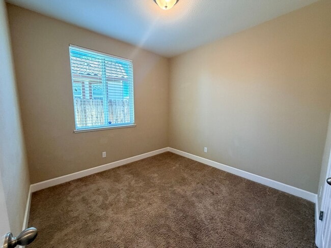 Building Photo - 1587 Manzanita Way