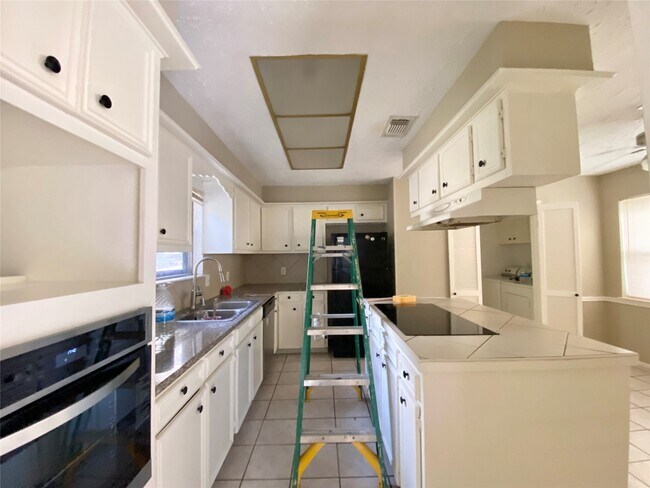 Building Photo - 3123 Sam Houston Dr