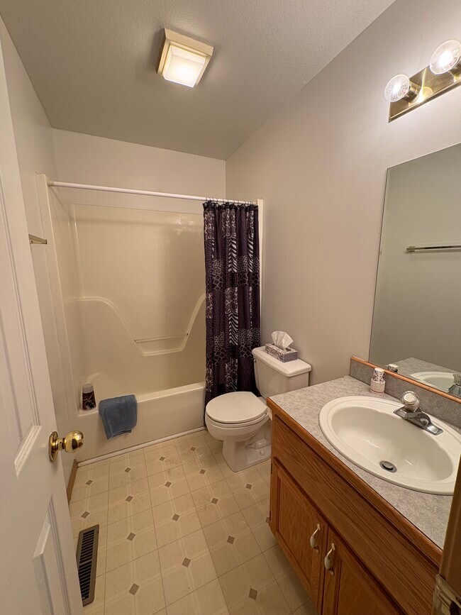 Building Photo - 725-727 Pinhook Drive