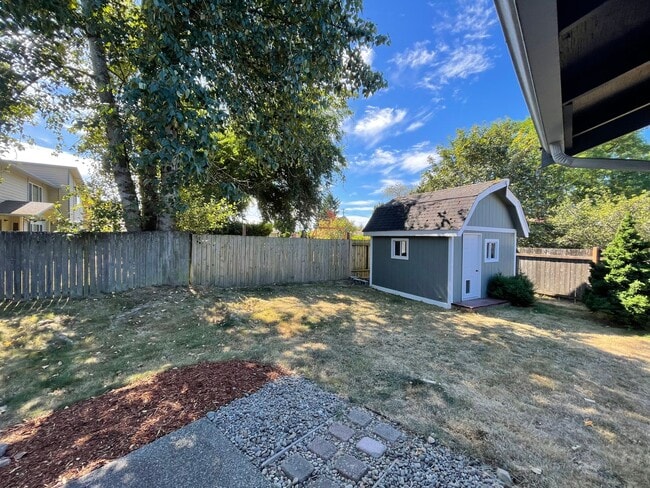 Building Photo - Charming 3 Bed/2 Bath Rambler in NE Tacoma — Cul-de-Sac Living with a Fenced Yard