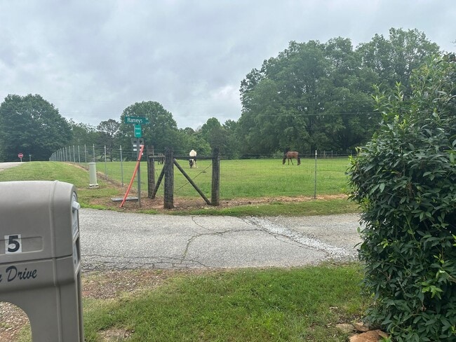 Building Photo - Private, Spacious, Well Maintained 3 Bedro...
