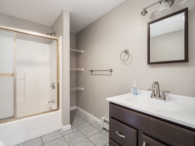 Full Bath - 90A Loxwood St