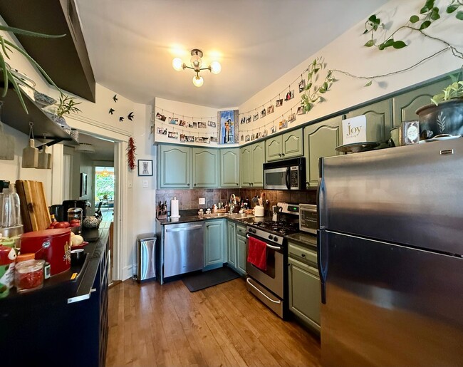Building Photo - Fully Furnished 4-Bed, 2-Bath MAGNIFICENT ...