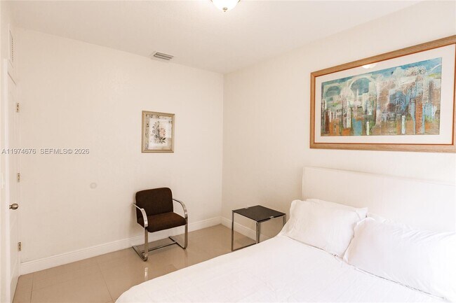 Building Photo - 518 SW 15th Ave