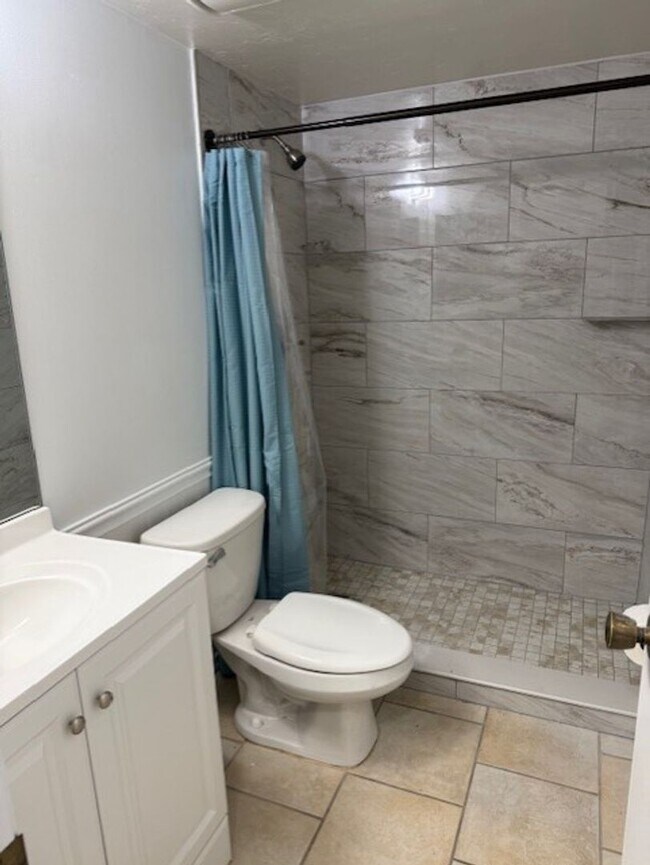 Building Photo - Move In Ready Condo in Woodside Villas