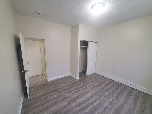 Building Photo - 14 Abbotsford St