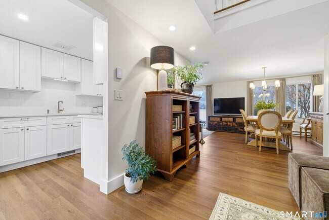 Building Photo - 60 Cinnamon Spring