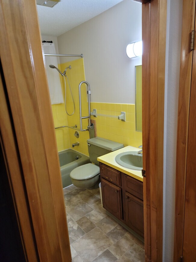 Bathroom 2 - 1479 Redfield St