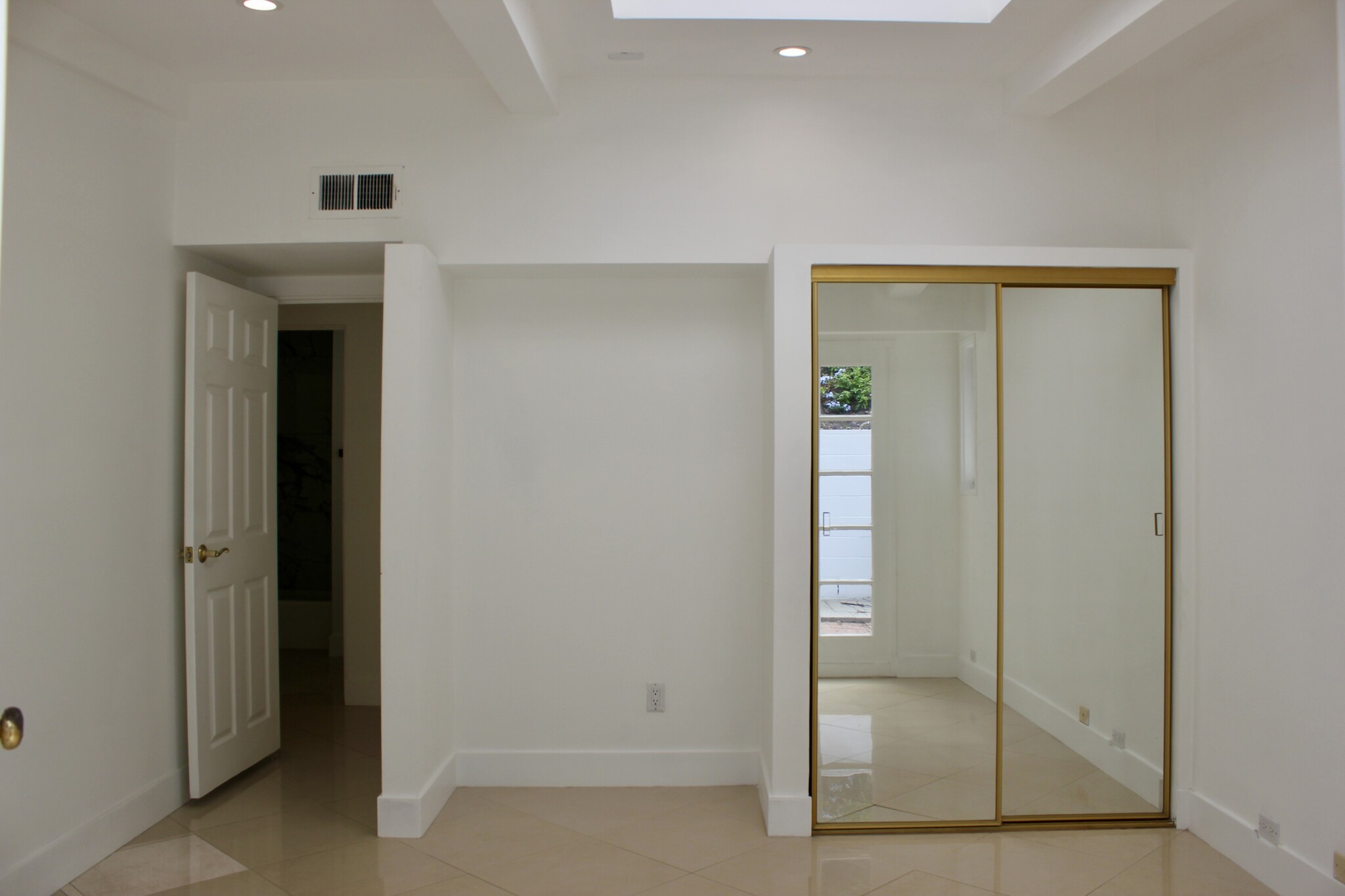 Building Photo - 1265 Bienveneda Ave