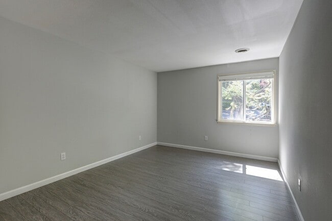 Building Photo - Downtown Bellevue 2BR 1BA Condo-Just Block...