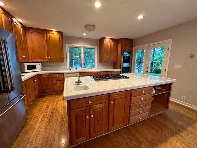 Building Photo - 451 Pine Tree Dr