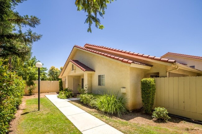 Building Photo - 1542 E Alluvial Ave