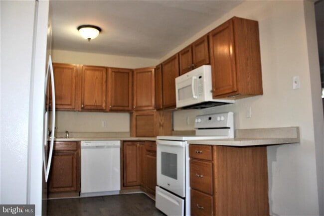 Building Photo - 423 Happy Creek Rd