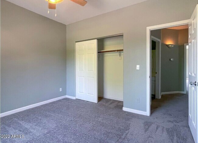 Building Photo - 1124 E Rose Ln