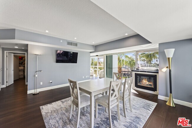 Building Photo - 13600 Marina Pointe Dr