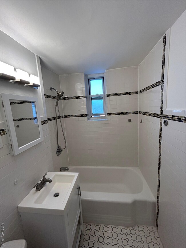 Building Photo - 210 Pelham Rd