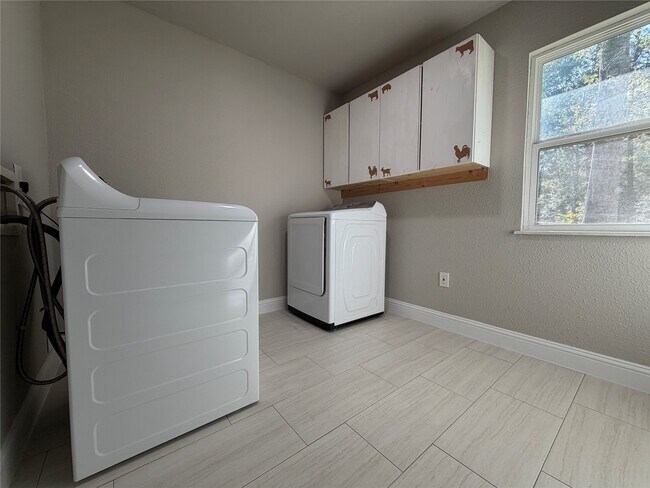 Building Photo - 28402 Ascot Farms Rd