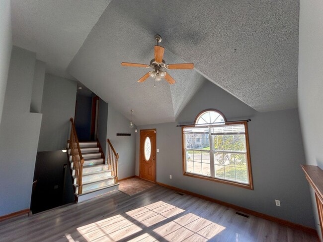 Building Photo - COMING SOON- 3bd/2bath Home North of the River!!