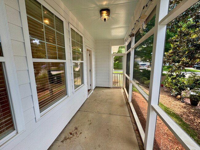 Building Photo - Adorable Home in Brighton Park