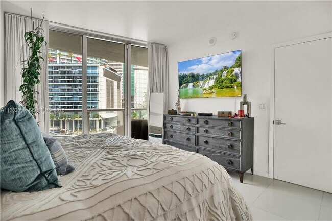 Building Photo - 465 Brickell Ave