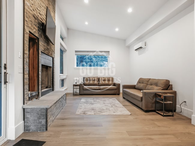 Building Photo - Luxury 5 Bedroom Single Family Home