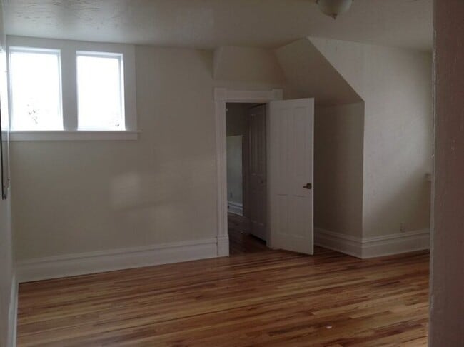 Building Photo - Avenues 2 bed upstairs unit