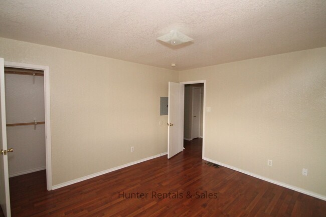 Building Photo - 4504 Jeff Scott Dr