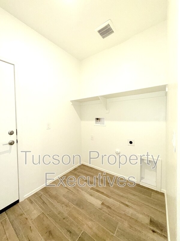 Building Photo - 9329 N Peridot Vis Ave