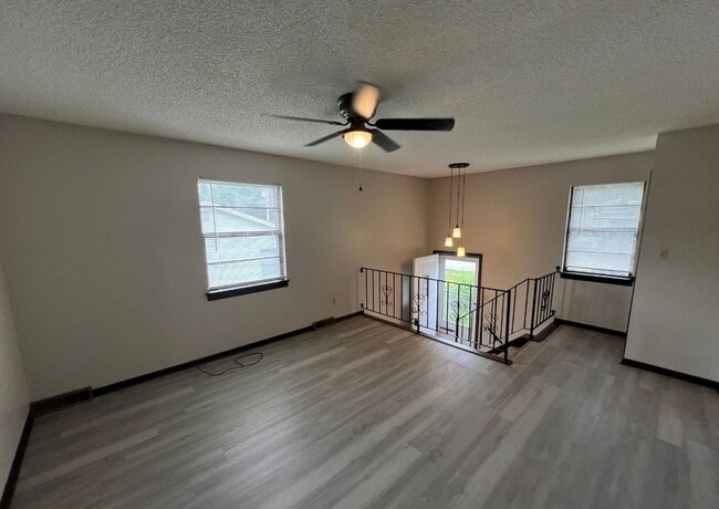 Building Photo - 2 Bedroom Duplex with Bonus Space – Perfec...