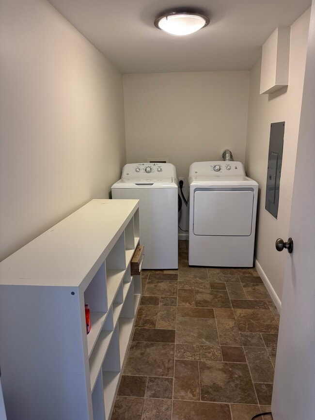 Building Photo - 20 Lenora Dr