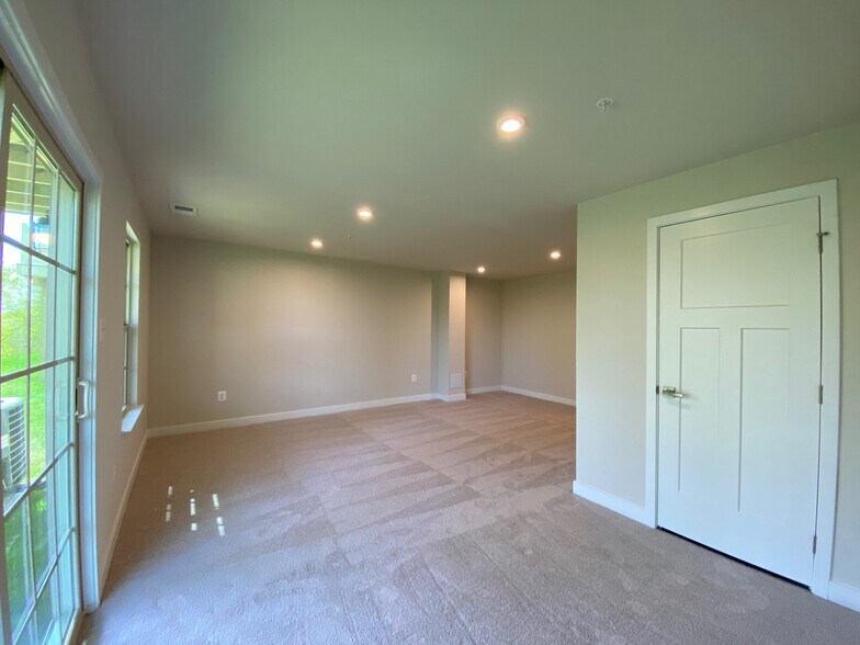 Building Photo - 7155 Bodkin Wy