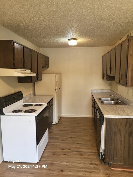 kitchen - 1502 E Beverly Dr
