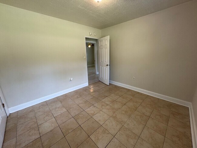Building Photo - 3 Bed/1.5 Bath in Westland Plaza