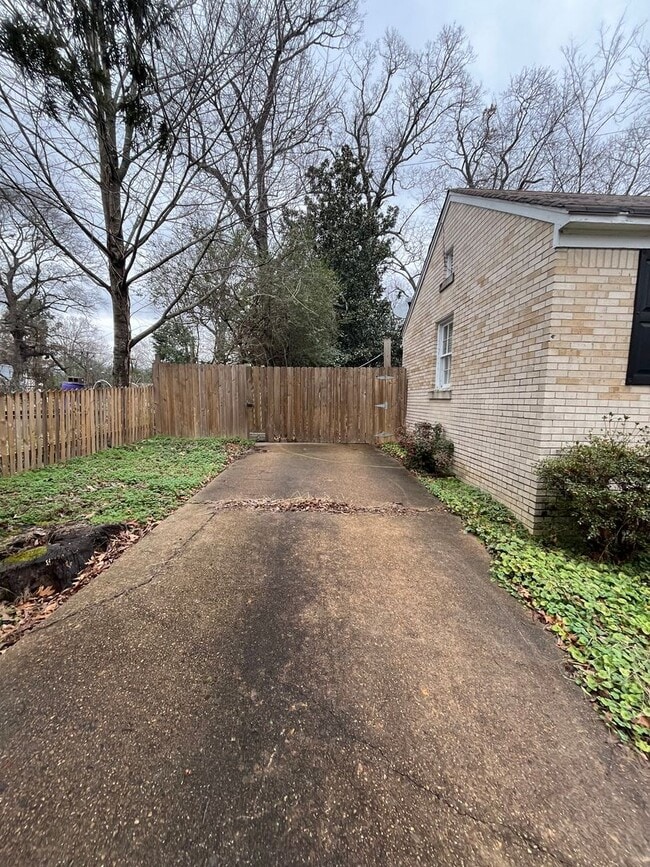 Building Photo - Newly Renovated Unit in Heart of Memphis