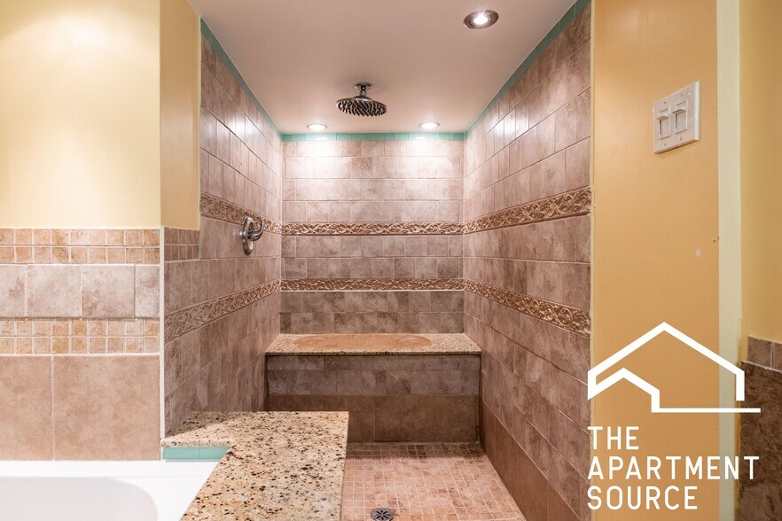 Building Photo - 2305 N Melvina Ave