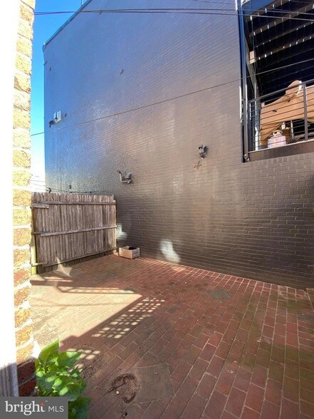 Building Photo - 833 11th St NE