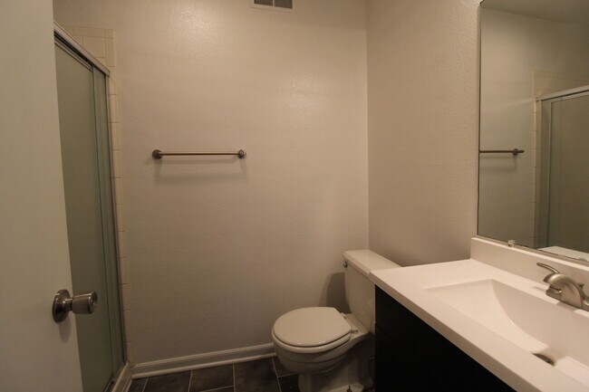 Building Photo - 115 N Saxony Dr