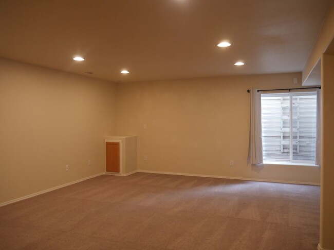 Building Photo - 4 Bed / 3.5 Bath in University Park with AC