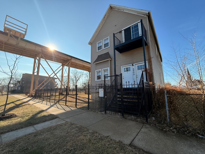 Building Photo - 5906 S La Salle St